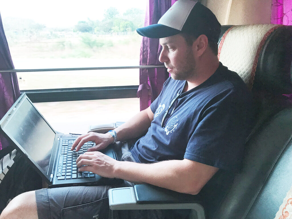 Unser Blogger Philip Rusnak tippt fleißig auf seinem Laptop